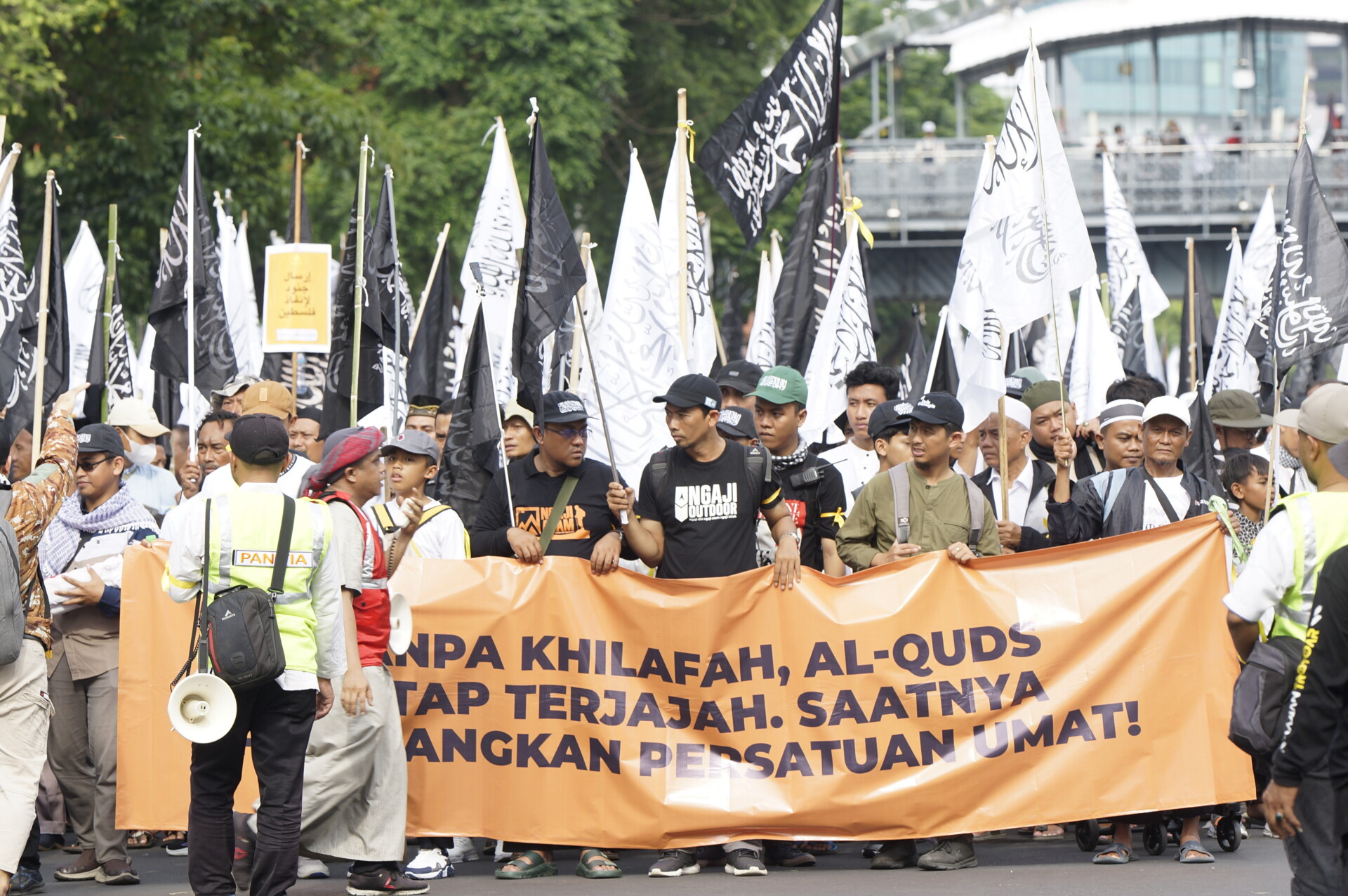 Ribuan Muslim Umat Islam Di Surabaya Berkumpul Serukan Bela Palestina